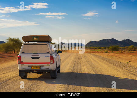 Location de voiture 4x4 équipé d'un toit tente de la conduite dans le Damaraland en Namibie Banque D'Images