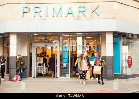 Shopping Shopping des sacs en provenance de la rue principale détaillant de mode discount Primark dans leur magasin à Cheltenham, Angleterre Banque D'Images