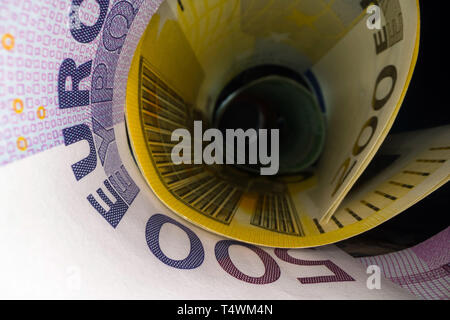 L'intérieur du tunnel de l'argent. Résumé En perspective de l'euro les notes roulées dans un tube. Épargner et investir de l'argent Banque D'Images