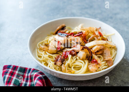 Pâtes aux fruits de mer Spaghetti aux crevettes, poulpes, crevettes, palourdes et calamars. L'alimentation biologique. Banque D'Images