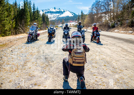 Grosser Arber, Allemagne - 30.03.2019 : Groupe de motocyclistes bikers équitation voyageant dans l'auge de la formation allemande en Europe campagne Banque D'Images