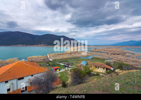 L'îlot d'Agios Achilios dans petit lac Prespa, Grèce Banque D'Images