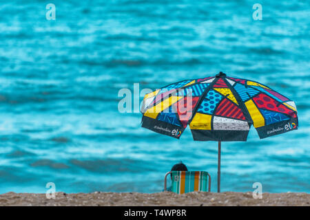 2019, janvier. Florianopolis, Brésil. Parasol coloré dans l'Armação. Banque D'Images