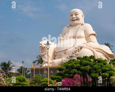 À l'image de Bouddha, Temple Vinh Trang Chua Vinh Trang, à My Tho, le delta du Mékong du Vietnam. Le temple a été construit au milieu Banque D'Images