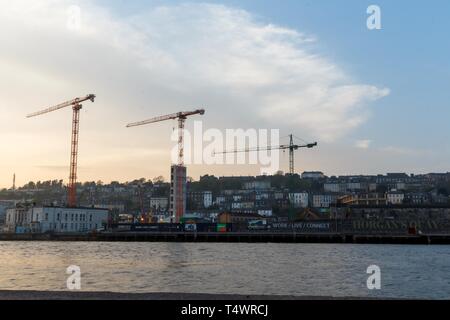 Cork, Irlande, 18 avril, 2019. Tour grues sur Horgans Quay, Cork City. Banque D'Images