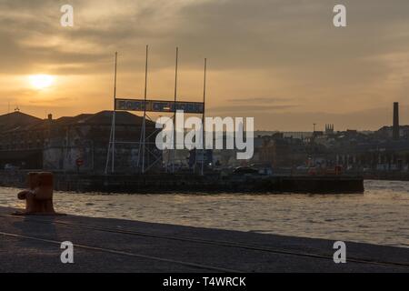 Cork, Irlande, 18 avril, 2019. Port de Cork au coucher du soleil, la ville de Cork. Banque D'Images