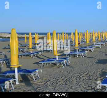 Fermé de parasols, chaises longues et transats Banque D'Images