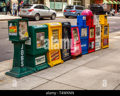 Chicago, États-Unis - 13 mai 2015 - Les distributeurs automatiques de journaux dans la rue Banque D'Images