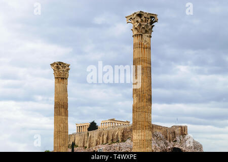 Vue sur l'acropole entre deux piliers du temple de Zeus Olympien nuageux et pluvieux jour à Athènes, Grèce Banque D'Images