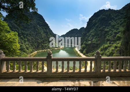 Canal avec l'eau verte et petite île au parc de la montagne calcaire Tuyet Tinh Coc view point. Attraction touristique populaire à Tam Coc, Ninh Binh. Banque D'Images