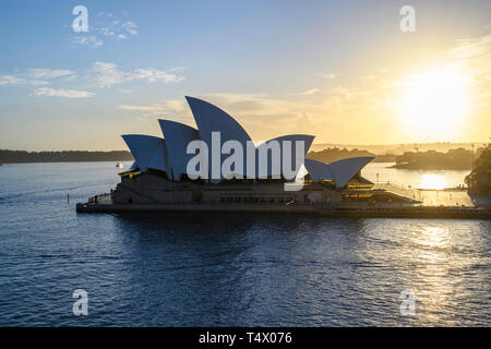 Voir l'aube de l'Opéra de Sydney, un centre des arts dans le port de Sydney, Nouvelle Galles du Sud, Australie. Conçu par Jørn Utzon, il a ouvert ses portes en 1973. Banque D'Images