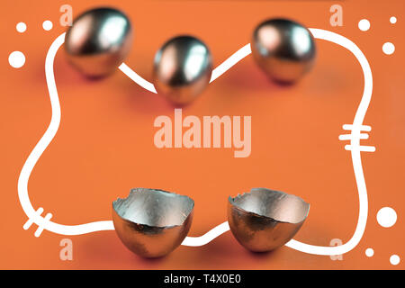Les oeufs et les coquilles d'argent sur fond de couleur lumineux Banque D'Images
