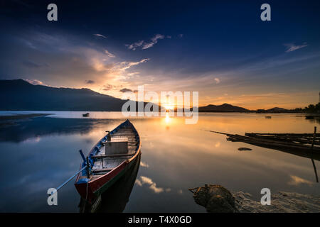 Magnifique coucher de soleil dans une tour Lagoon, Hue, Vietnam Banque D'Images