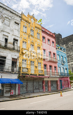 Recife, Brésil - Circa Décembre 2018 : Façade de maisons coloniales colorées en décomposition dans le centre historique de Recife, capitale du pernambouc Banque D'Images