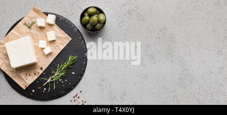 Bloc de beurre et d'épices sur fond de béton Banque D'Images