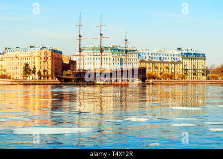 Saint-pétersbourg, Russie - le 5 avril 2019. Mytninskaya remblai et des bâtiments de la ville le long de la rivière Neva avec Flying Dutchman - restaurant sur l'eau je Banque D'Images