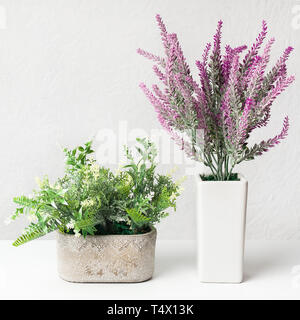 Lavande décoratif et plante en pot over wall Banque D'Images