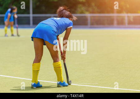 Les jeunes filles le hockey player avec stick sur le terrain. Banque D'Images