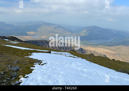 Vue depuis la crête principale Bwlch vers Nantlle et Mynydd Mawr sur le chemin à Rhyd Ddu sommet Snowdon Banque D'Images