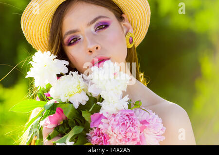 L'été incroyable. Femme avec la mode du maquillage. La beauté naturelle et le traitement de spa. Summer girl with long hair. Printemps femme. Printemps et vacances. visage et Banque D'Images