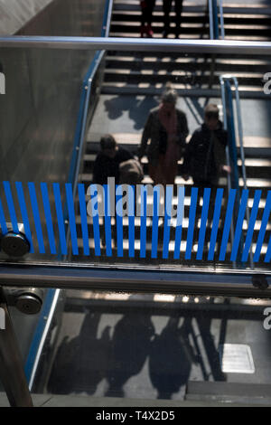 Les piétons à pied jusqu'au bas de l'escalier et à la station de métro Knightsbridge en regard de l'Harrods, le 15 avril 2019, à Londres, en Angleterre. Banque D'Images