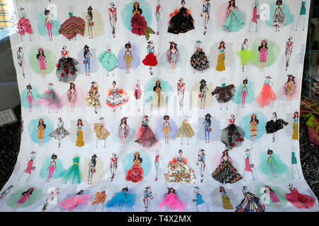 Atelier Antonio Alfaiate women's fashion illustration de robe en vitrine avec cette robe et chapeau Porto Portugal Europe UE KATHY DEWITT Banque D'Images