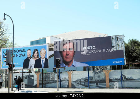 L'eurodéputé portugais Nuno Melo sur un panneau dans le centre-ville de Porto rue à côté de l'affiche en 2019 Aliança élections européennes Portugal Europe UE KATHY DEWITT Banque D'Images