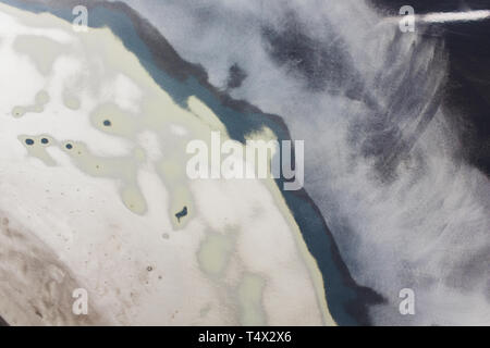 Préparation pour la peinture d'une voiture à l'aide de l'élément capteur d'émeri un technicien de nivellement avant l'application d'un primaire après l'endommagement d'une partie de l'adm. Banque D'Images