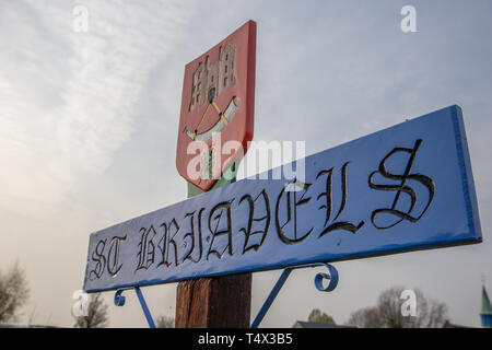 St Briavels village fleuri signe sur B4228 Banque D'Images