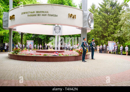 Kiev-sur-Kuban, Russie - 9 mai 2018 : Fête de garde service près de le monument aux soldats de les libérateurs. Parade festive le 9 mai à Kiev Banque D'Images