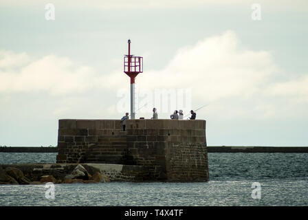 Cherbourg-Octeville, France - 22 août 2018 : Phare et les pêcheurs de la rade de Cherbourg au coucher du soleil. Normandie, France Banque D'Images