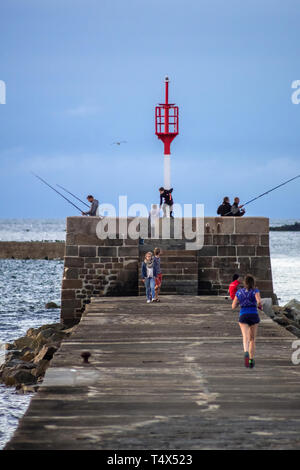 Cherbourg-Octeville, France - 22 août 2018 : Phare et les pêcheurs de la rade de Cherbourg au coucher du soleil. Normandie, France Banque D'Images