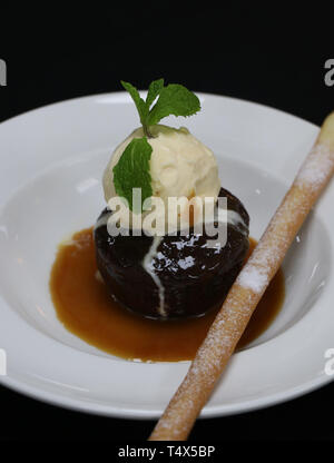Au caramel, glace vanille et sauce au caramel Banque D'Images