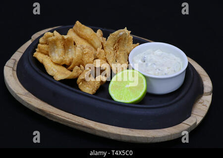 Anchois frits avec sauce tartare et de lime dans un plat de service Banque D'Images