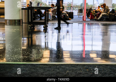 Images brouillées de travelers walking in airport et les gens dans la salle d'attente Banque D'Images