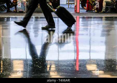 Images brouillées de travelers walking in airport et les gens dans la salle d'attente Banque D'Images