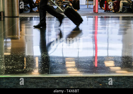 Images brouillées de travelers walking in airport et les gens dans la salle d'attente Banque D'Images