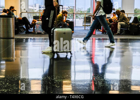 Images brouillées de travelers walking in airport et les gens dans la salle d'attente Banque D'Images