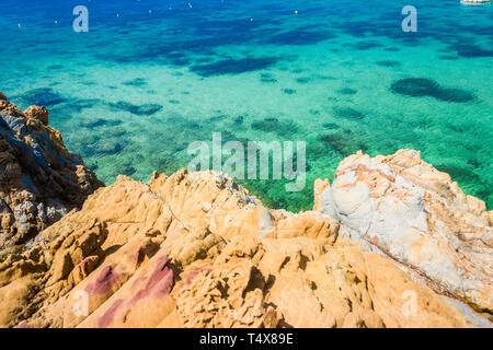 Tropical Island rock sur la plage avec un ciel bleu. Koh kham Pattaya en Thaïlande. Banque D'Images