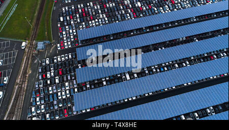 Vue aérienne d'un parking avec des panneaux solaires Banque D'Images