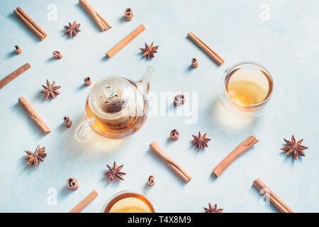 Plateau créatif arrangement avec la cannelle, l'anis étoile, théière et plateau bols sur un fond blanc avec l'exemplaire de l'espace. En-tête de la création de boissons chaudes. Banque D'Images