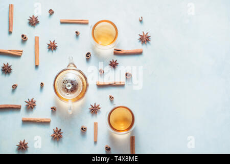Plateau créatif arrangement avec la cannelle, l'anis étoile, théière et plateau bols sur un fond blanc avec l'exemplaire de l'espace. Boisson chaude creative télévision lay. Banque D'Images