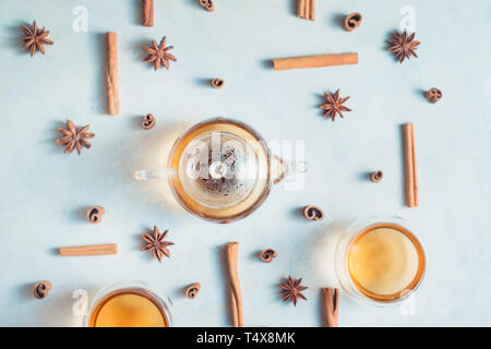 Plateau créatif arrangement avec la cannelle, l'anis étoile, théière et plateau bols sur un fond blanc avec l'exemplaire de l'espace. Boisson chaude creative télévision lay. Banque D'Images