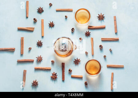 Cannelle et anis avec motif théière et plateau bols sur un fond en bois blanc, avec l'exemplaire de l'espace. Boisson chaude creative télévision lay. Banque D'Images