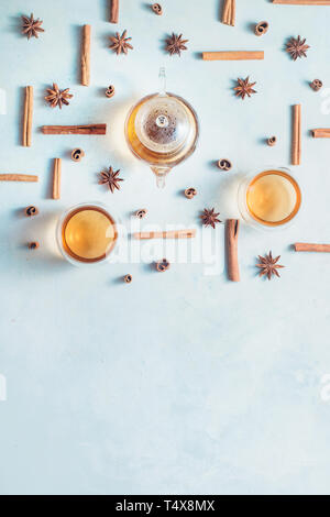 Plateau créatif arrangement avec la cannelle, l'anis étoile, théière et plateau bols sur un fond blanc avec l'exemplaire de l'espace. Boisson chaude creative télévision lay. Banque D'Images