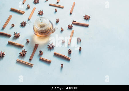 Plateau créatif arrangement avec la cannelle, l'anis étoile, théière et plateau bols sur un fond blanc avec l'exemplaire de l'espace. En-tête de la création de boissons chaudes. Banque D'Images