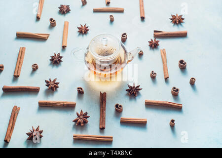 Plateau créatif arrangement avec la cannelle, l'anis étoile, théière et plateau bols sur un fond blanc avec l'exemplaire de l'espace. En-tête de la création de boissons chaudes. Banque D'Images