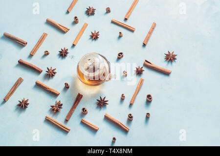 Plateau créatif arrangement avec la cannelle, l'anis étoile, théière et plateau bols sur un fond blanc avec l'exemplaire de l'espace. En-tête de la création de boissons chaudes. Banque D'Images
