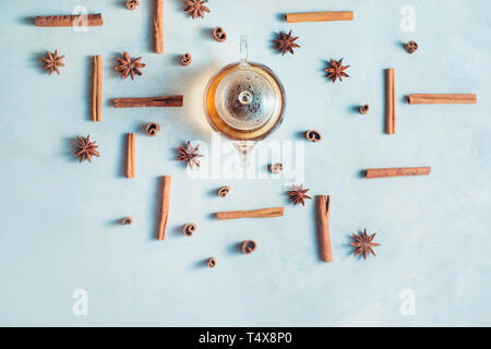 Plateau créatif arrangement avec la cannelle, l'anis étoile, théière et plateau bols sur un fond blanc avec l'exemplaire de l'espace. Boisson chaude creative télévision lay. Banque D'Images