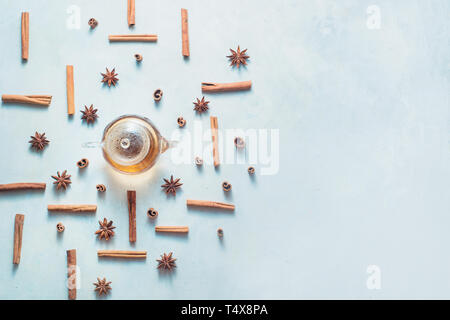 Cannelle et anis avec motif théière et plateau bols sur un fond en bois blanc, avec l'exemplaire de l'espace. Boisson chaude creative télévision lay. Banque D'Images